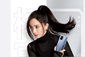 「搞事」realme代言人杨幂海报签名写小米？GT真机照打几分图片