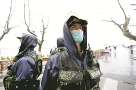 连线战位 武警浙江总队杭州支队某中队断桥边，那些绿色的身影图片