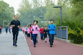 北京奥森公园有支“少年跑团”，这群孩子每周跑三次，坚持锻炼，从未间断图片