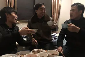 工业园里的留守工人：三地工友团圆过年图片