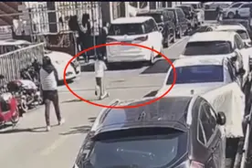 6岁女童玩滑板被车碾压身亡，母亲当场崩溃痛哭，监控记录悲剧瞬间图片