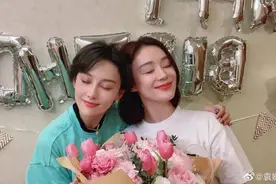 姐妹情深！张馨予陪袁姗姗庆34岁生日画面养眼图片