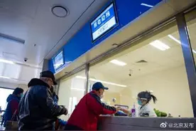 北京老人乘公交能刷身份证了！北京将推52项措施打破老年人数字鸿沟图片