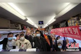 广西连发动车专列送数千名务工人员赴粤返岗图片