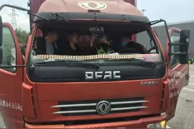 高速上行车突然飞来一石子，飞出的石子击碎了后车挡风玻璃图片