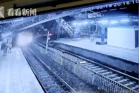 印度24岁男子追求女孩不成 竟趁列车进站时将她推出去图片