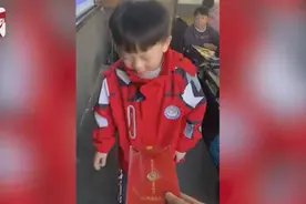 班主任发“红包”，萌娃接下后当场磕响头，全班乐开花图片