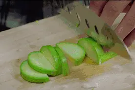 疼！厦门一女子边切菜边闲聊，菜刀剁掉指头肉！医生：或变“纽扣指”图片