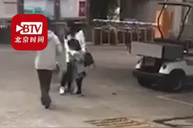 女子护娃手被咬伤 狗主人：可能是她家养母狗，身上有味儿图片