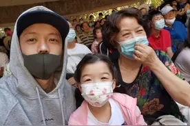 王栎鑫离婚后带娃度假，网友评论太扎心图片