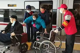 合肥高铁南站红枫爱心工作室助耄耋老人平安返家图片