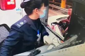 惊险！网约车司机因打车费暴打女乘客，收费站工作人员紧急拦车救人图片