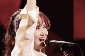 翻唱她的华语歌手很多，她却只给王菲写过歌丨夜问图片