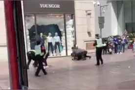 姐弟2人在南京路步行街抛洒现金 家属称有精神疾病病史图片