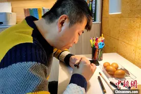 西安火车司机在蛋壳上雕刻“火车”“刻记”机车发展图片