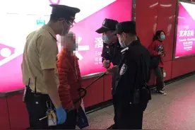 独自在地铁站不知自己要去哪，地铁工作人员和警方帮他们找到家图片
