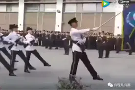 步操去殖！香港警察迈着解放军的步伐走来了图片