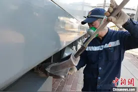 火车头的“喂砂人”：春运期间日均“喂砂”近2吨图片