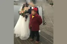 新人拍婚纱照一老人为强行讨“喜钱”总抢镜 警方：拘留图片