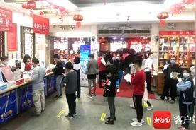 开学了！海南各大书店教辅书销售火爆 中外名著同样“抢手”图片
