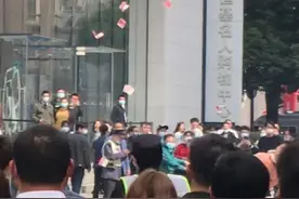 一男一女步行街撒钱，还是百元大钞！家属：都患有精神疾病图片