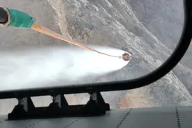 大庆航空救援支队出动1架直升机对河北境内火场实施吊桶洒水清理图片
