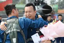 向蓝天报到！一等功飞行员复飞图片