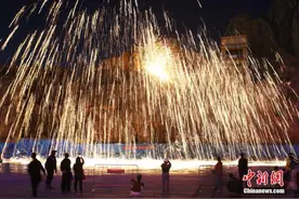 江西南昌“打铁花”红红火火迎元宵图片