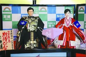 抗击疫情，两官员化身女儿节人偶图片