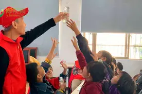 椰视频 | 自制十余种实验道具 83岁“科学爷爷”走进三亚社区义务科普物理知识图片