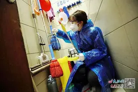 身背50斤重喷雾器“琳妹妹”每日消杀站房 上饶火车站黑龙江籍客运员刘琳连续4年春运坚守车站图片
