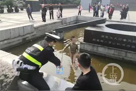 “熊孩子”光屁股戏水一个多小时 民警用糖果把他哄上岸图片