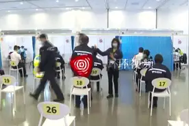 香港纪律部队开始接种疫苗，邓炳强：很开心，执行任务可以更加安心