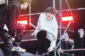 新青年上封面 |《说唱听我的》人气选手2night唐雨豪：我喜欢用音乐解析自己图片