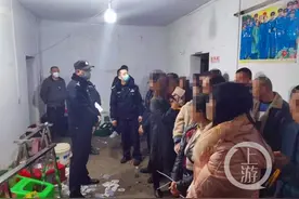 真实抓捕现场！藏身于村庄废弃楼房的地下赌场，赌徒们拿着成捆的现金等待下注……图片