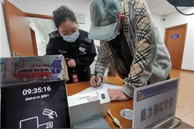 南京首位70岁以上老年驾驶人“新鲜出炉”，77岁臧先生圆了开车梦图片