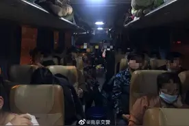 大客车核载50人实载61人被拦查图片