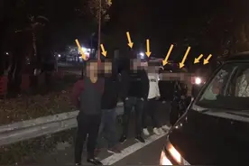 男子和4个壮汉将老婆藏进后备厢，原因无语……图片