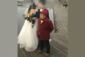强挡新人拍婚纱照讨喜钱，69岁老太被拘留图片