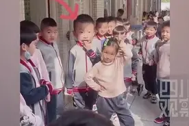 一年级小女孩课间楼道跳舞 围观小男孩表情亮了图片