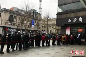 武汉老字号手工汤圆热销：排队3小时 每人限购2盒图片