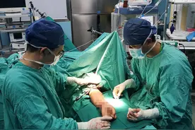 操作失误男子左手被连腕切断，经三小时手术接回恢复部分功能图片