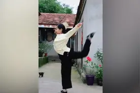 11岁女孩自学跳舞走红，妈妈拒接广告：只想让她快乐长大视频封面