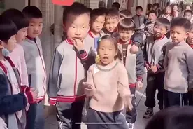 惊艳整个童年！一年级女孩课间自信跳舞看懵同桌男同学，网友：没想到我同桌这么强图片