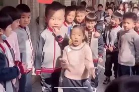 惊艳整个童年！一年级女孩课间自信跳舞看懵同桌男同学，网友：没想到我同桌这么强图片