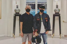 林俊杰晒与父亲合照 称其“最爱的兄弟”图片