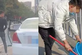 男子因堵车内急当街小便，录视频向市民道歉，警方罚其用水把现场冲洗干净视频封面