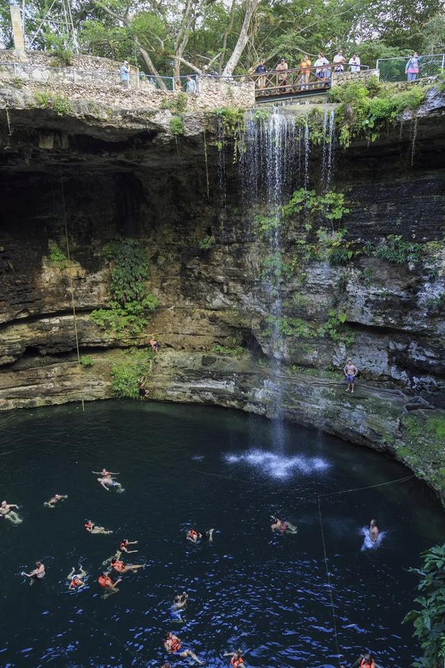 称为落水洞(sinkhole)水流从可溶性岩层潜入地下的消水点绘图/于继东