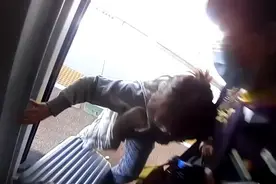 扒阻即将开行的高铁车门强行上车，女子被行拘5日视频封面