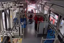小暖男！怀孕的妈妈乘坐公交期间 小男孩特地告诉车长能否等一下她图片